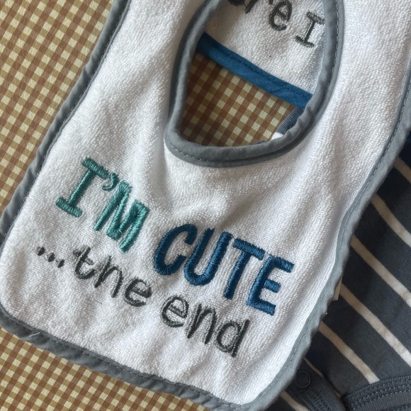 Bundle of 7 onesies + 3 bibs gerber / Carter's.
3-6 Months - Picture 5 of 12